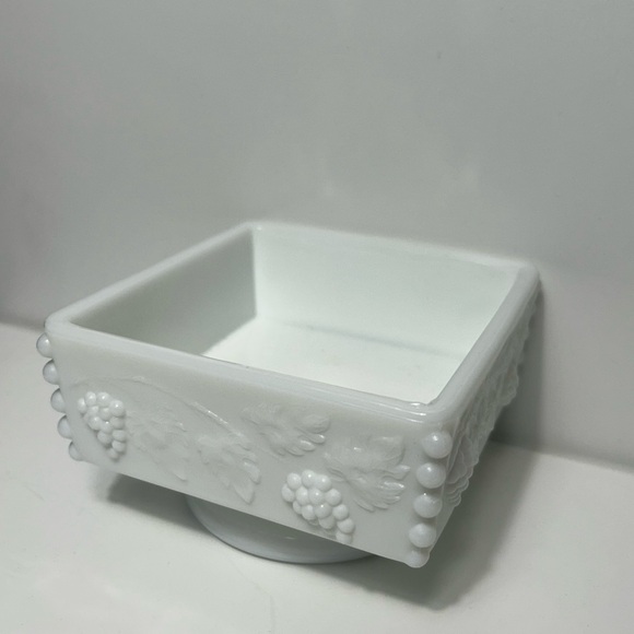 Westmoreland Della Robbia Pattern Milk Glass Compote Grape Vine Relief
#0305241 - Picture 1 of 16